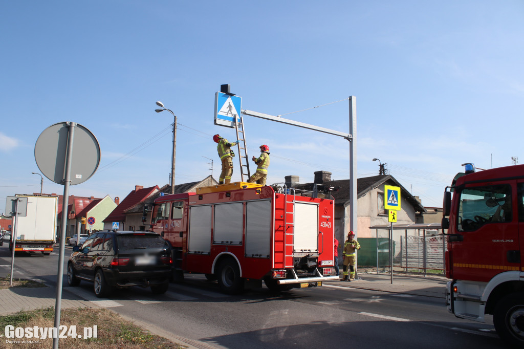 Uszkodzona sygnalizacja i lampa w Piaskach