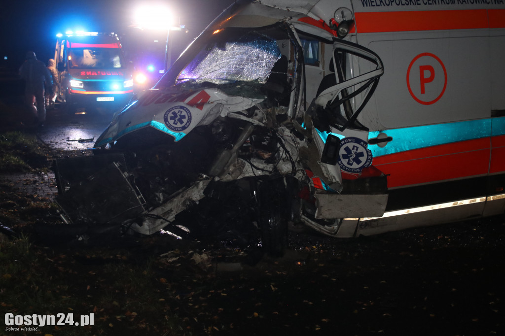 Wypadek karetki i osobówki w Gostyniu