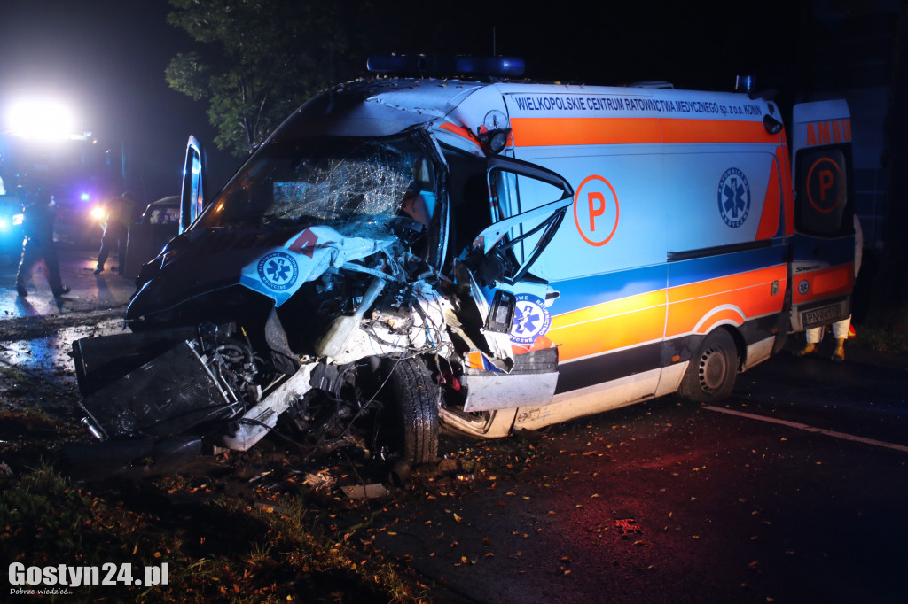 Wypadek karetki i osobówki w Gostyniu