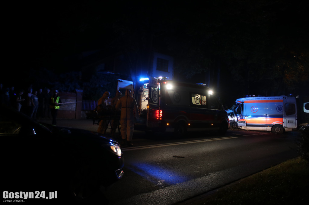 Wypadek karetki i osobówki w Gostyniu