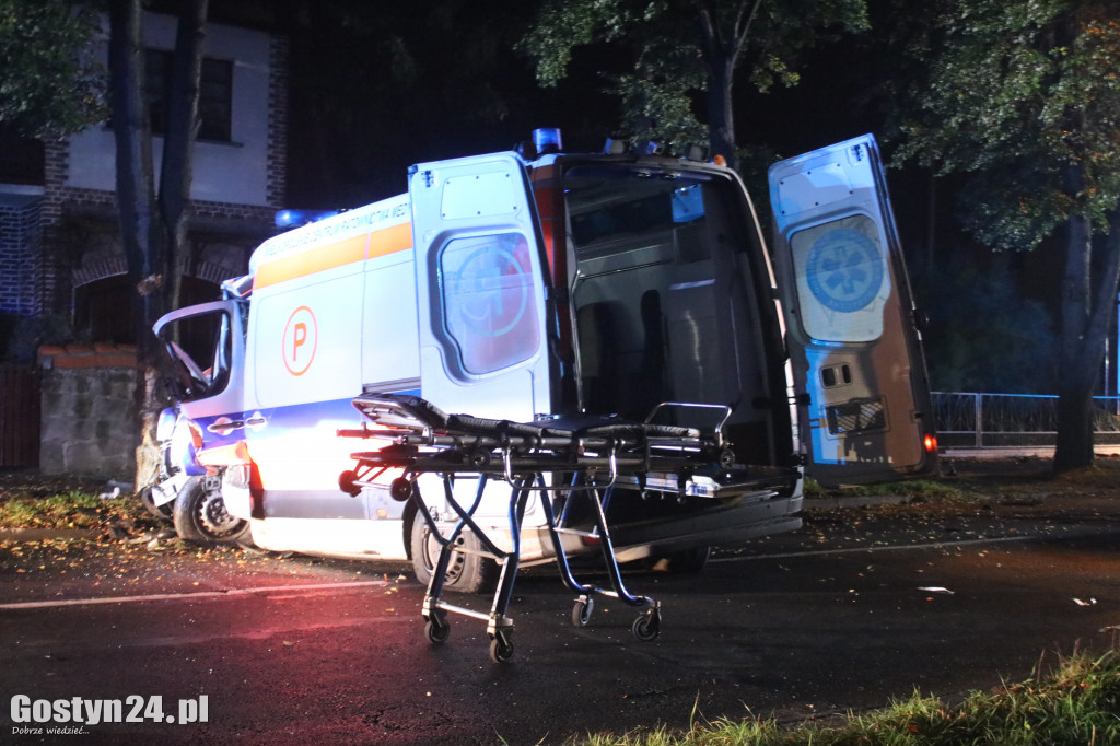 Wypadek karetki i osobówki w Gostyniu