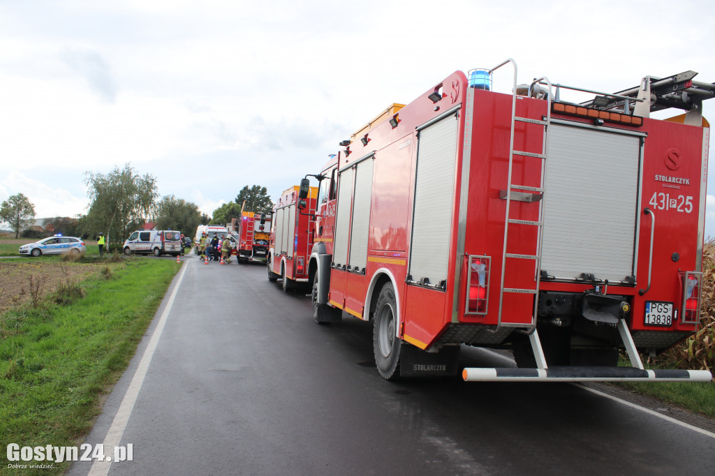 Wypadek karetki transportowej i auta osobowego