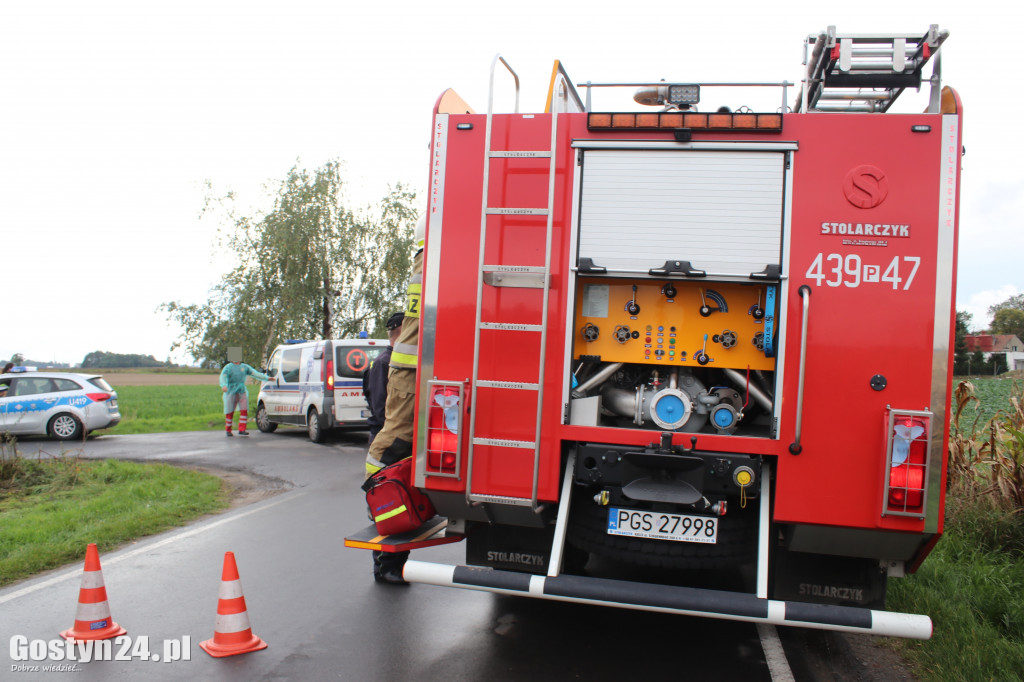 Wypadek karetki transportowej i auta osobowego