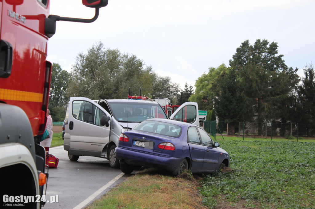 Wypadek karetki transportowej i auta osobowego