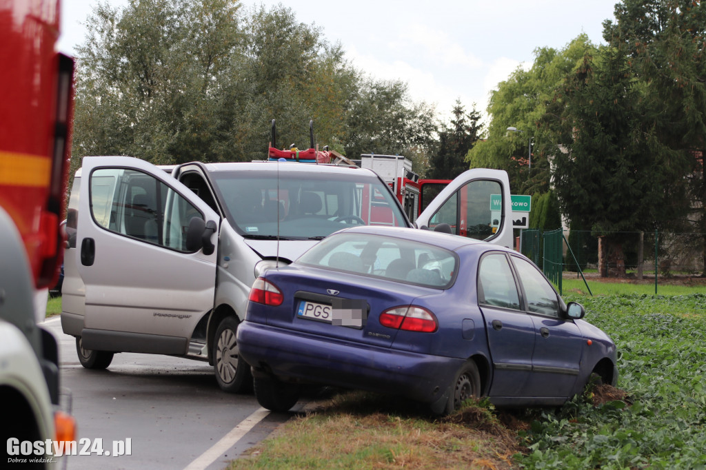 Wypadek karetki transportowej i auta osobowego