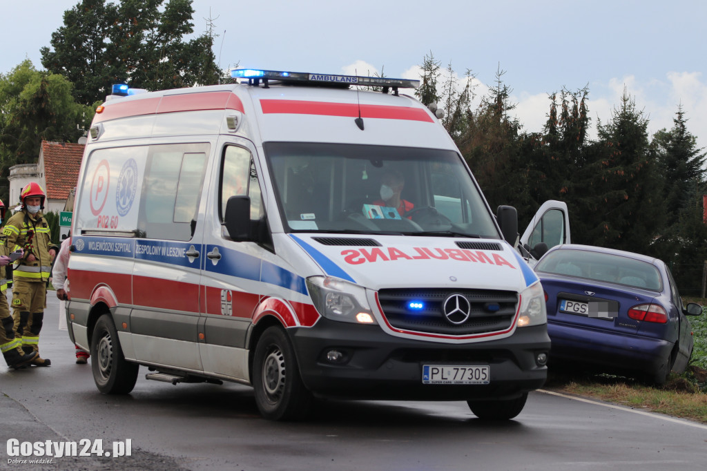 Wypadek karetki transportowej i auta osobowego