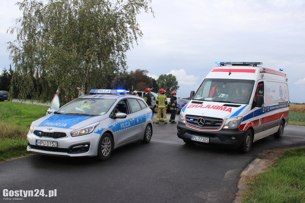 Wypadek karetki transportowej i auta osobowego