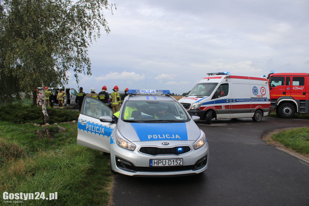 Wypadek karetki transportowej i auta osobowego