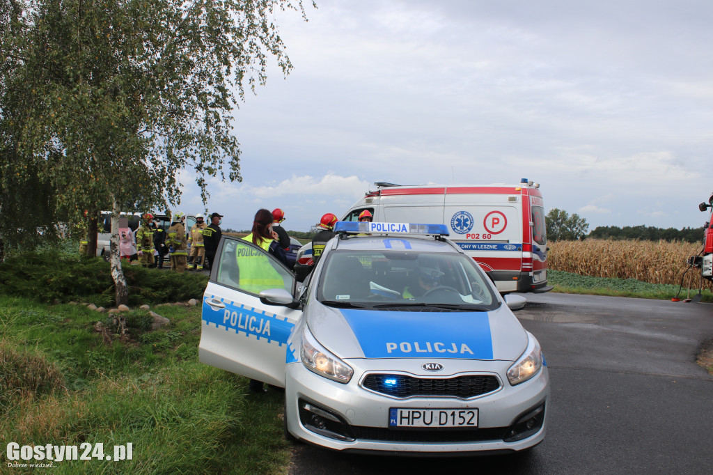 Wypadek karetki transportowej i auta osobowego