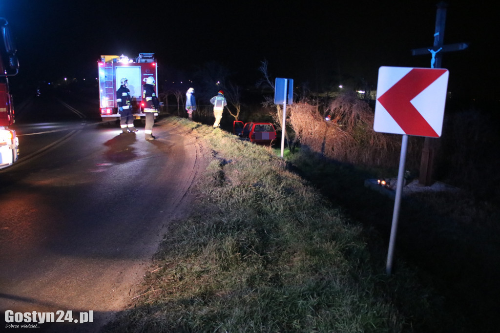 Auto dachowało w rowie na trasie Gostyń - Grabonóg