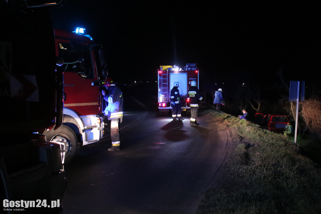 Auto dachowało w rowie na trasie Gostyń - Grabonóg