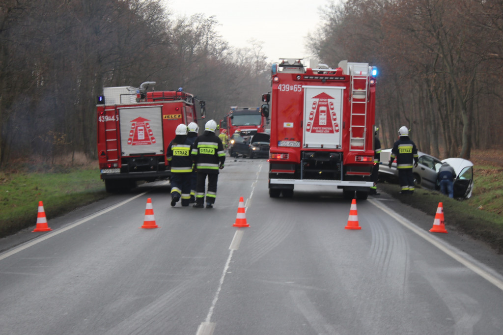 Wypadek trzech aut na drodze Piaski-Gostyń