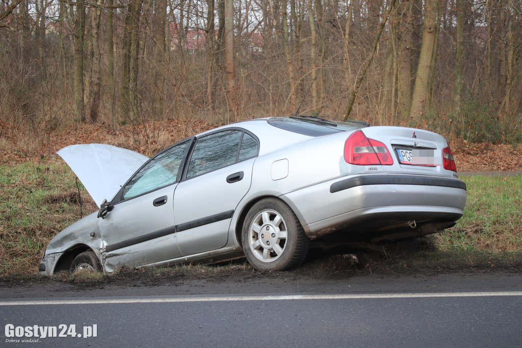 Wypadek trzech aut na drodze Piaski-Gostyń
