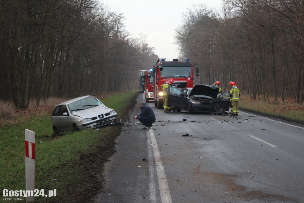 Wypadek trzech aut na drodze Piaski-Gostyń