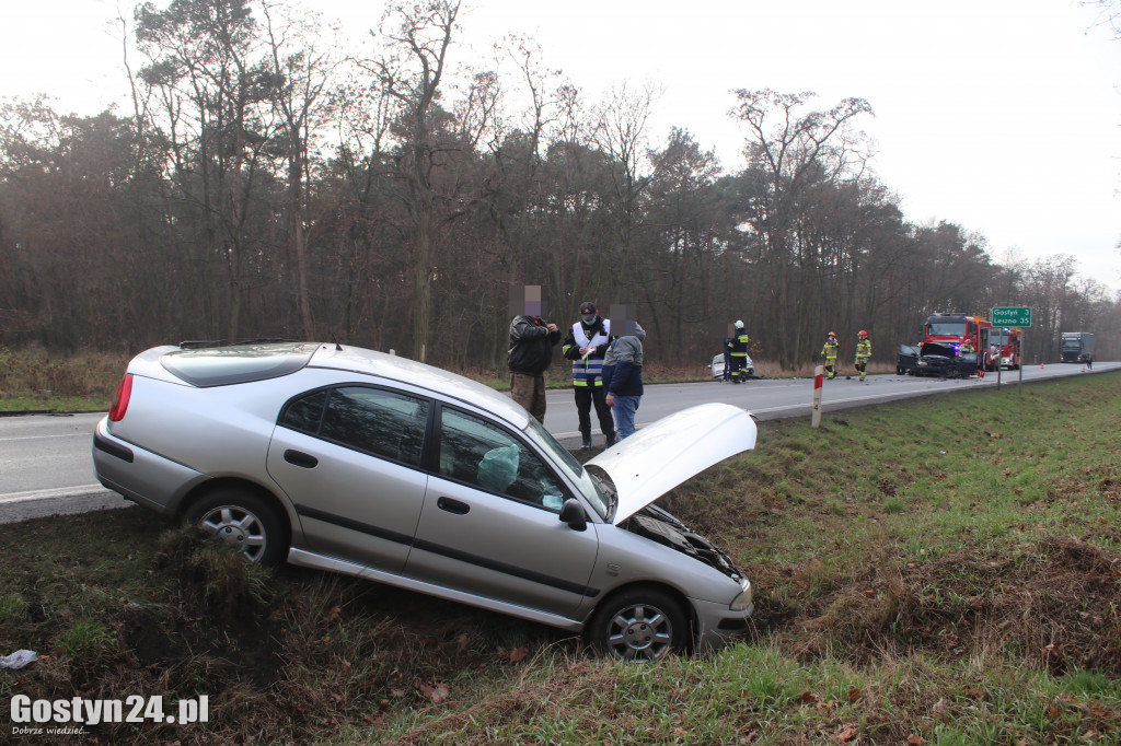 Wypadek trzech aut na drodze Piaski-Gostyń
