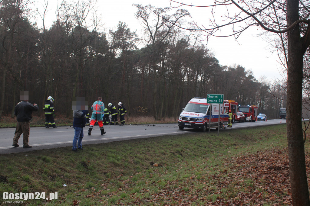 Wypadek trzech aut na drodze Piaski-Gostyń