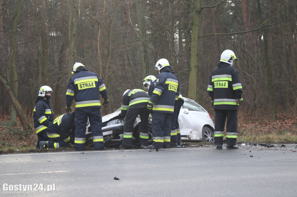 Wypadek trzech aut na drodze Piaski-Gostyń