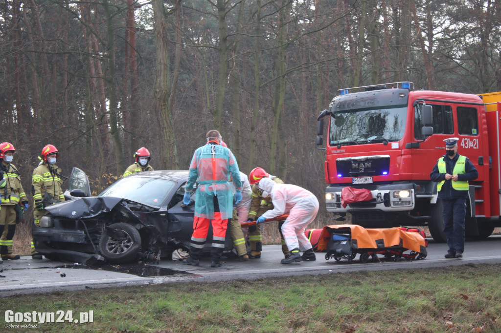 Wypadek trzech aut na drodze Piaski-Gostyń