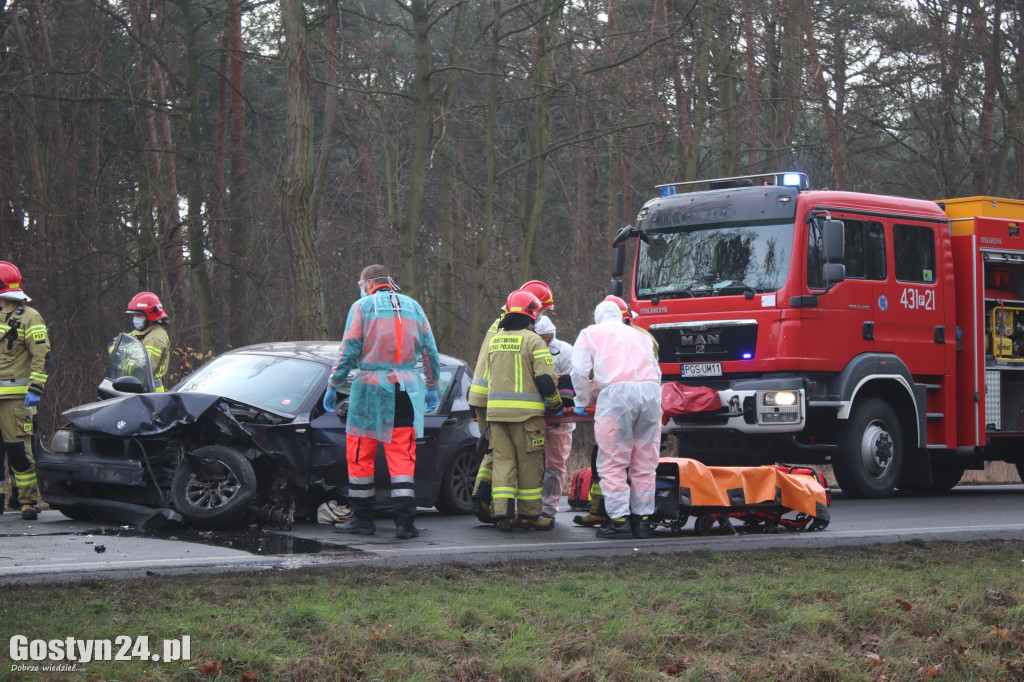 Wypadek trzech aut na drodze Piaski-Gostyń