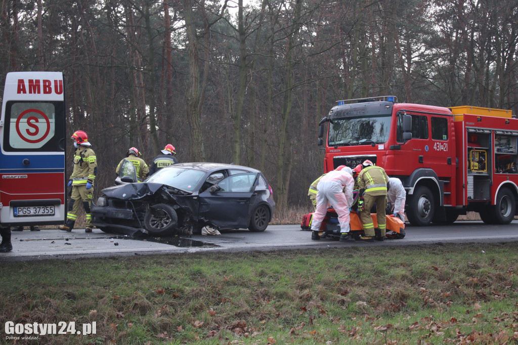 Wypadek trzech aut na drodze Piaski-Gostyń