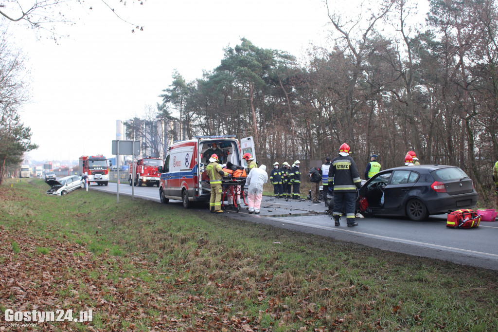 Wypadek trzech aut na drodze Piaski-Gostyń