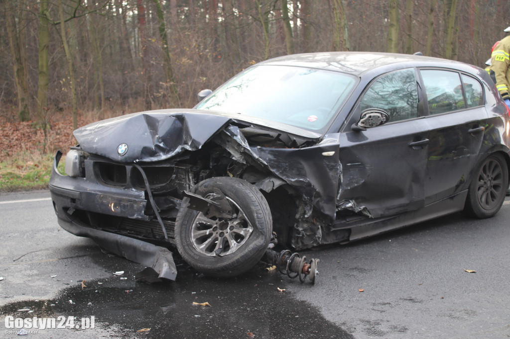 Wypadek trzech aut na drodze Piaski-Gostyń