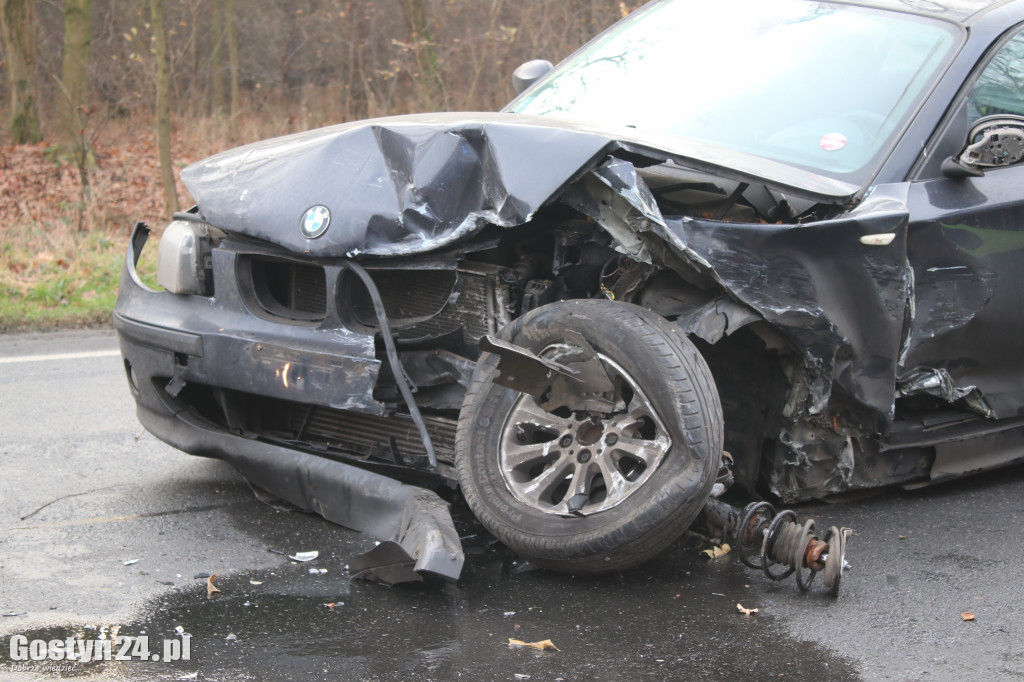 Wypadek trzech aut na drodze Piaski-Gostyń