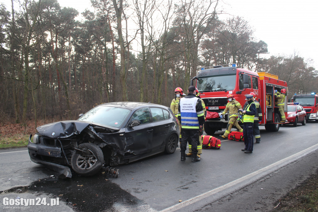 Wypadek trzech aut na drodze Piaski-Gostyń