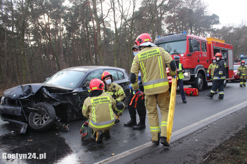 Wypadek trzech aut na drodze Piaski-Gostyń