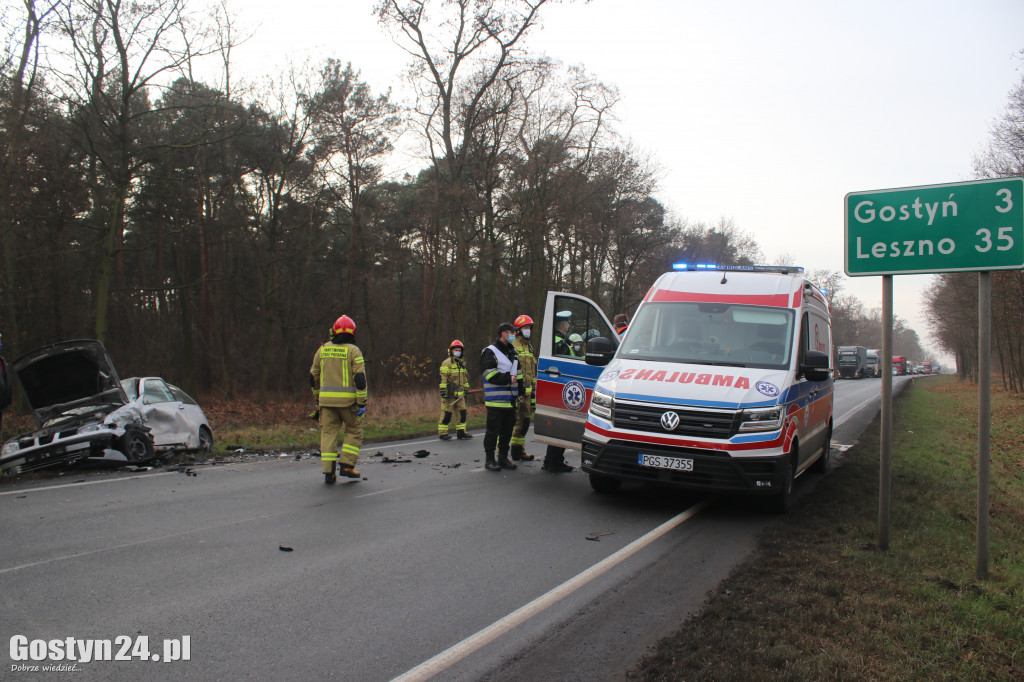 Wypadek trzech aut na drodze Piaski-Gostyń