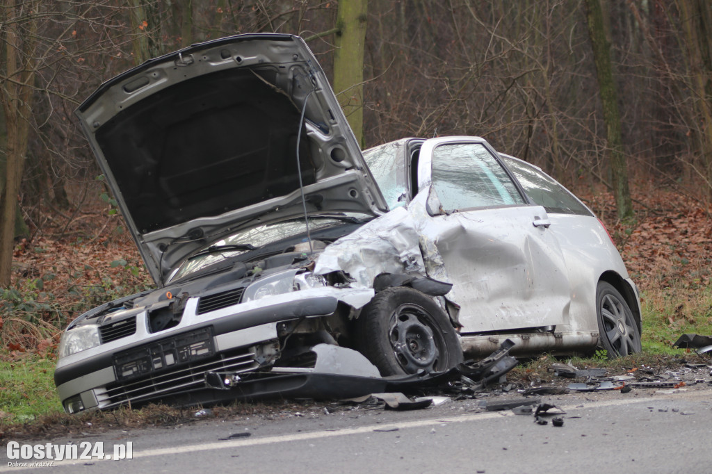Wypadek trzech aut na drodze Piaski-Gostyń