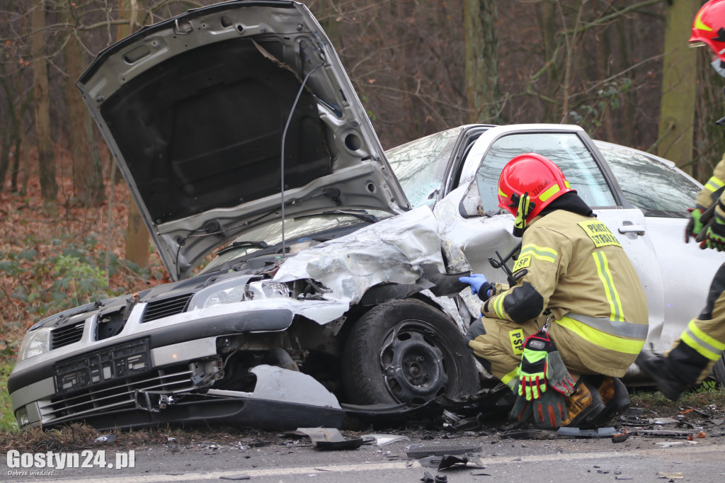 Wypadek trzech aut na drodze Piaski-Gostyń