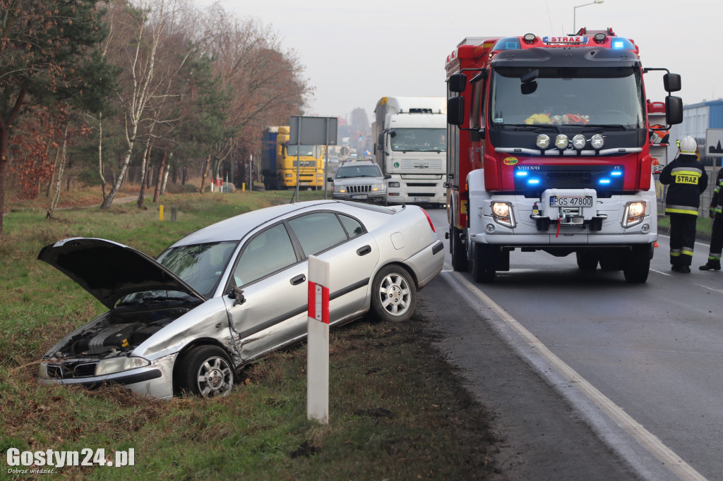 Wypadek trzech aut na drodze Piaski-Gostyń