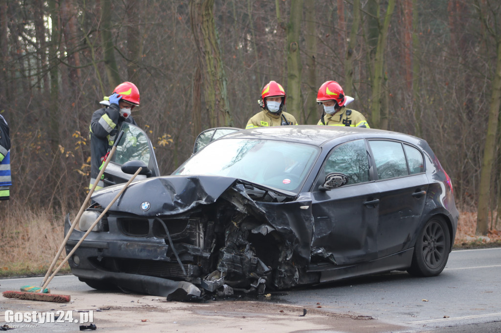 Wypadek trzech aut na drodze Piaski-Gostyń
