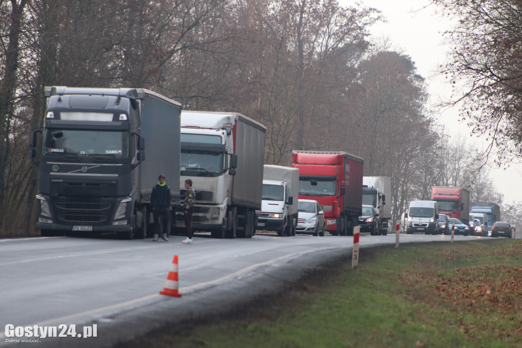 Wypadek trzech aut na drodze Piaski-Gostyń