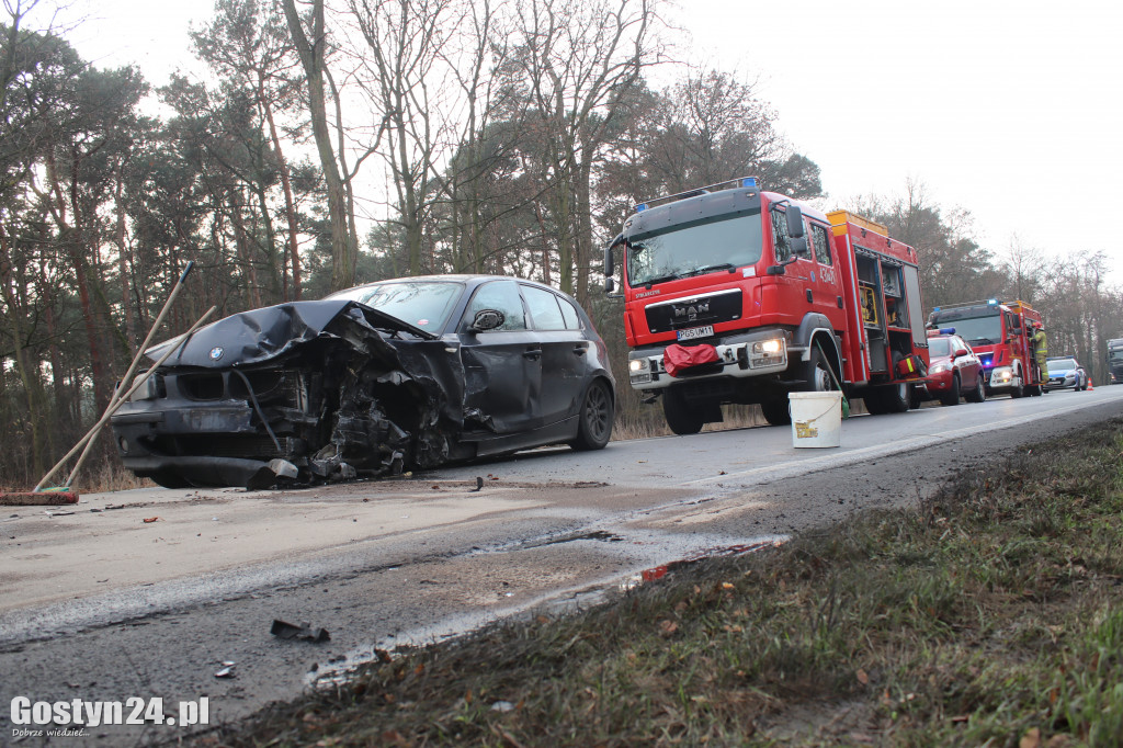 Wypadek trzech aut na drodze Piaski-Gostyń