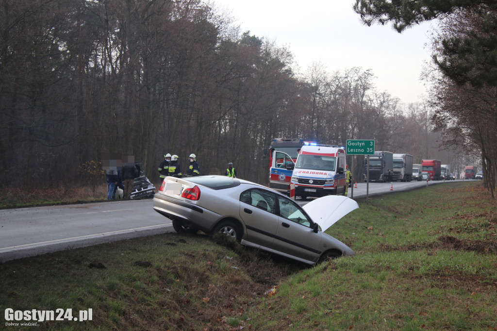 Wypadek trzech aut na drodze Piaski-Gostyń