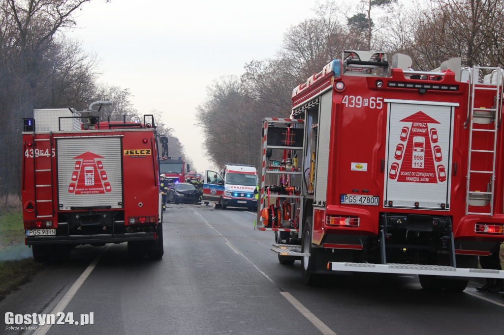 Wypadek trzech aut na drodze Piaski-Gostyń