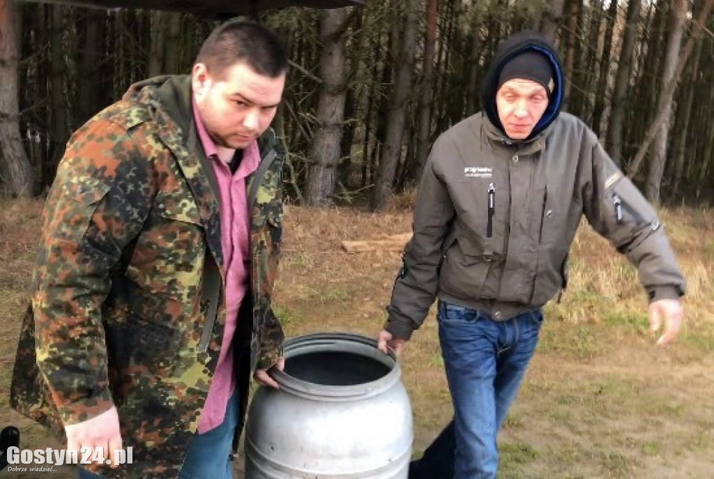 Uwalnianie wigilijnych karpi do zbiornika Zaborówiec