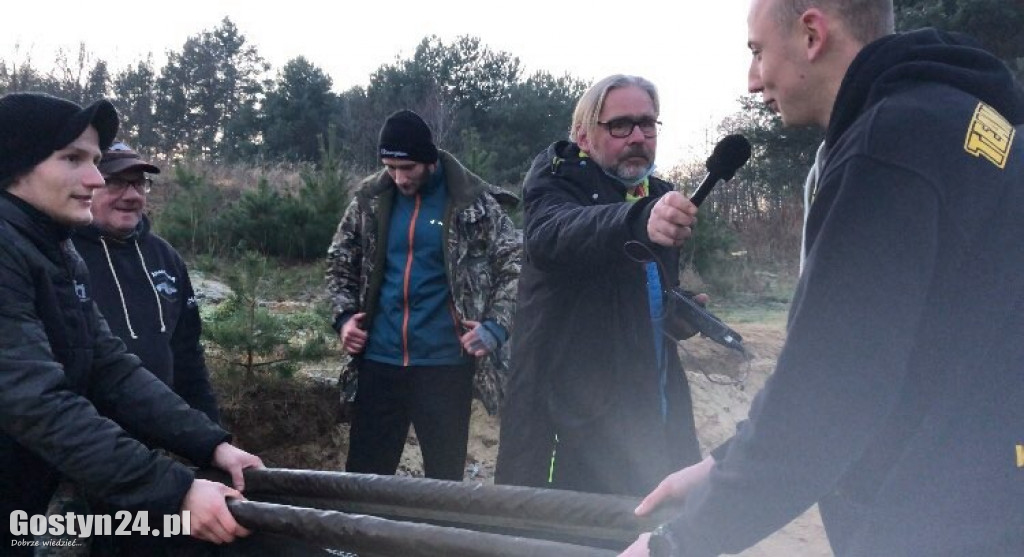 Uwalnianie wigilijnych karpi do zbiornika Zaborówiec