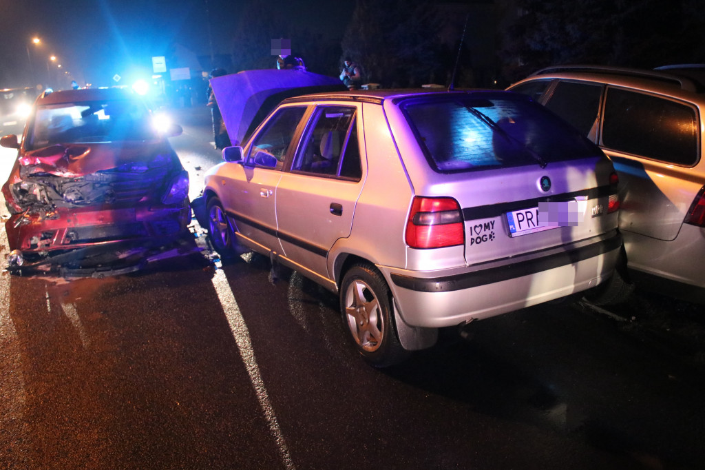 Zderzenie trzech pojazdów na DW 434 w Gostyniu
