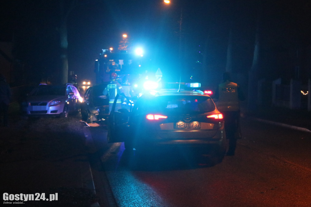 Zderzenie trzech pojazdów na DW 434 w Gostyniu
