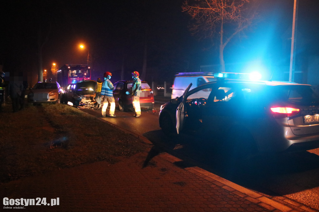 Zderzenie trzech pojazdów na DW 434 w Gostyniu