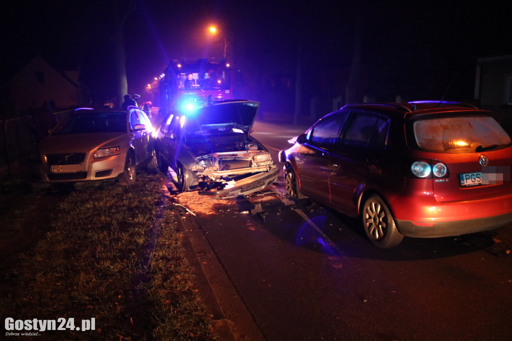 Zderzenie trzech pojazdów na DW 434 w Gostyniu