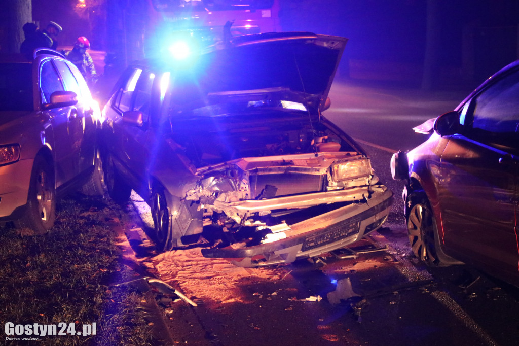 Zderzenie trzech pojazdów na DW 434 w Gostyniu