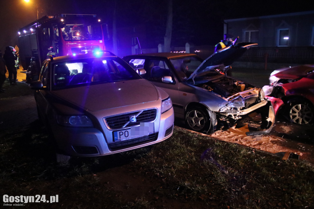 Zderzenie trzech pojazdów na DW 434 w Gostyniu