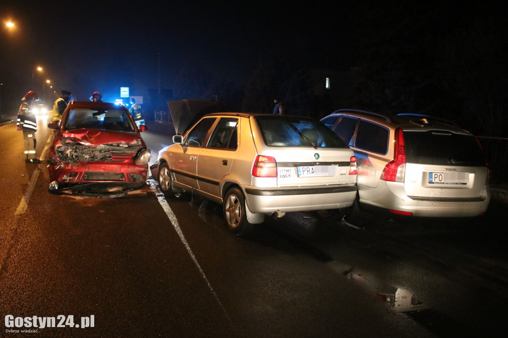 Zderzenie trzech pojazdów na DW 434 w Gostyniu