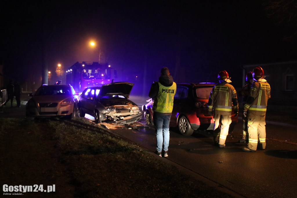 Zderzenie trzech pojazdów na DW 434 w Gostyniu