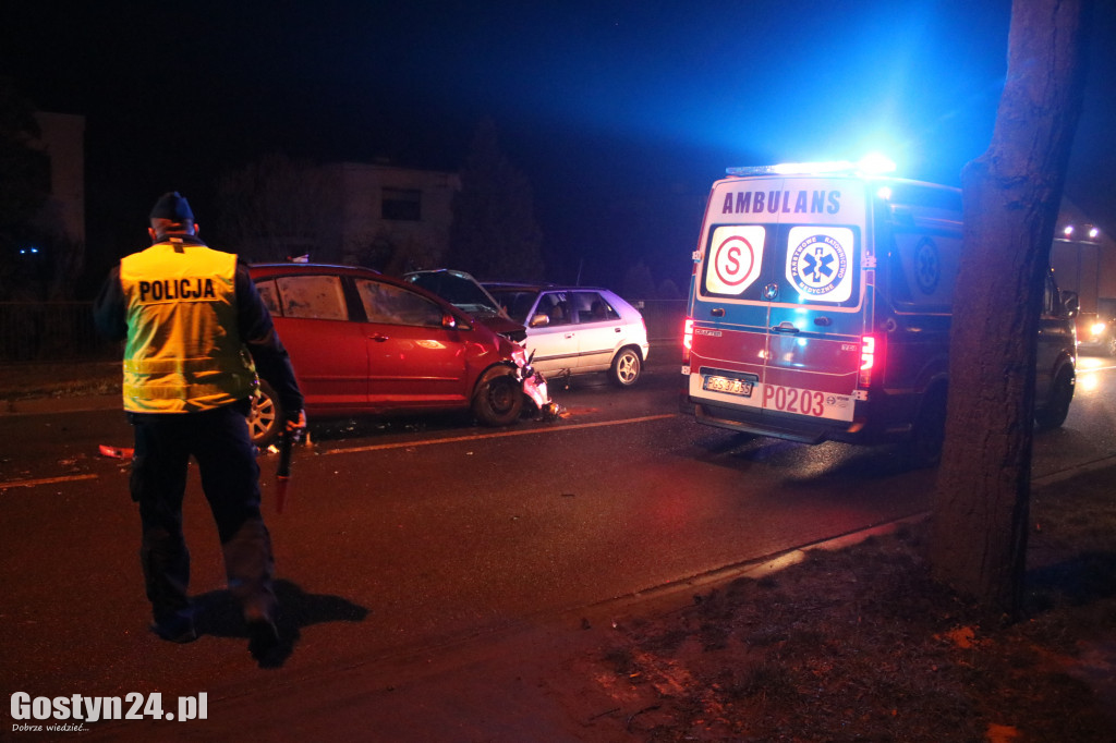 Zderzenie trzech pojazdów na DW 434 w Gostyniu