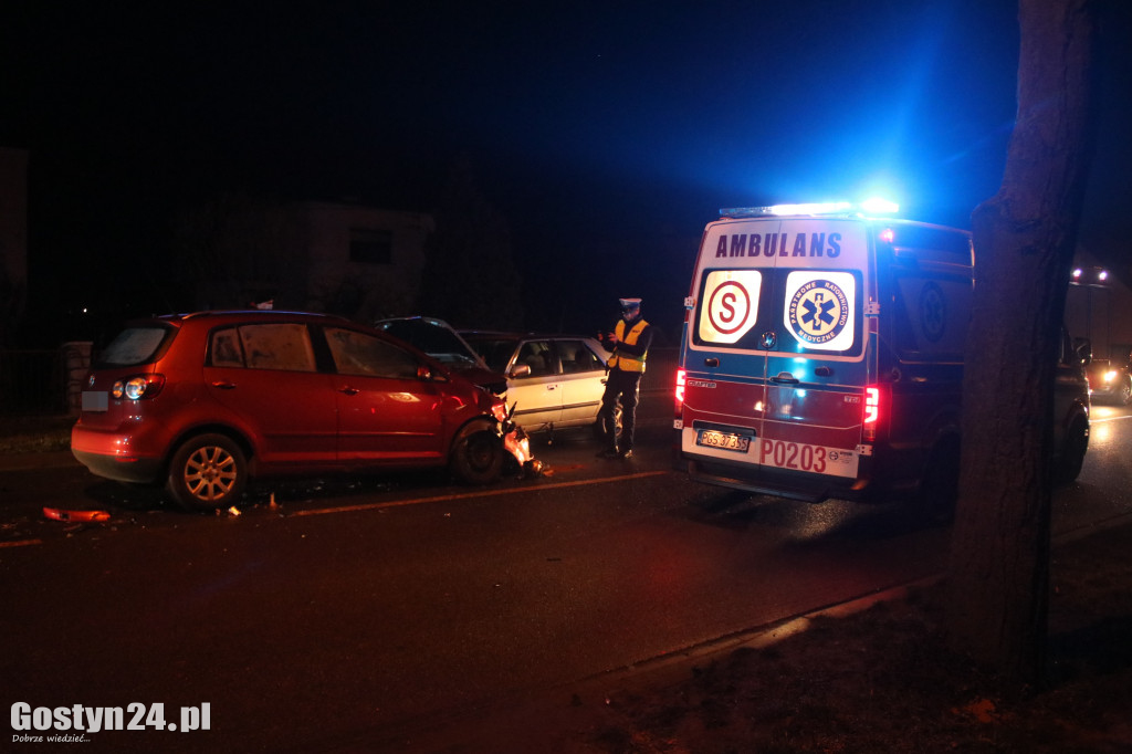 Zderzenie trzech pojazdów na DW 434 w Gostyniu